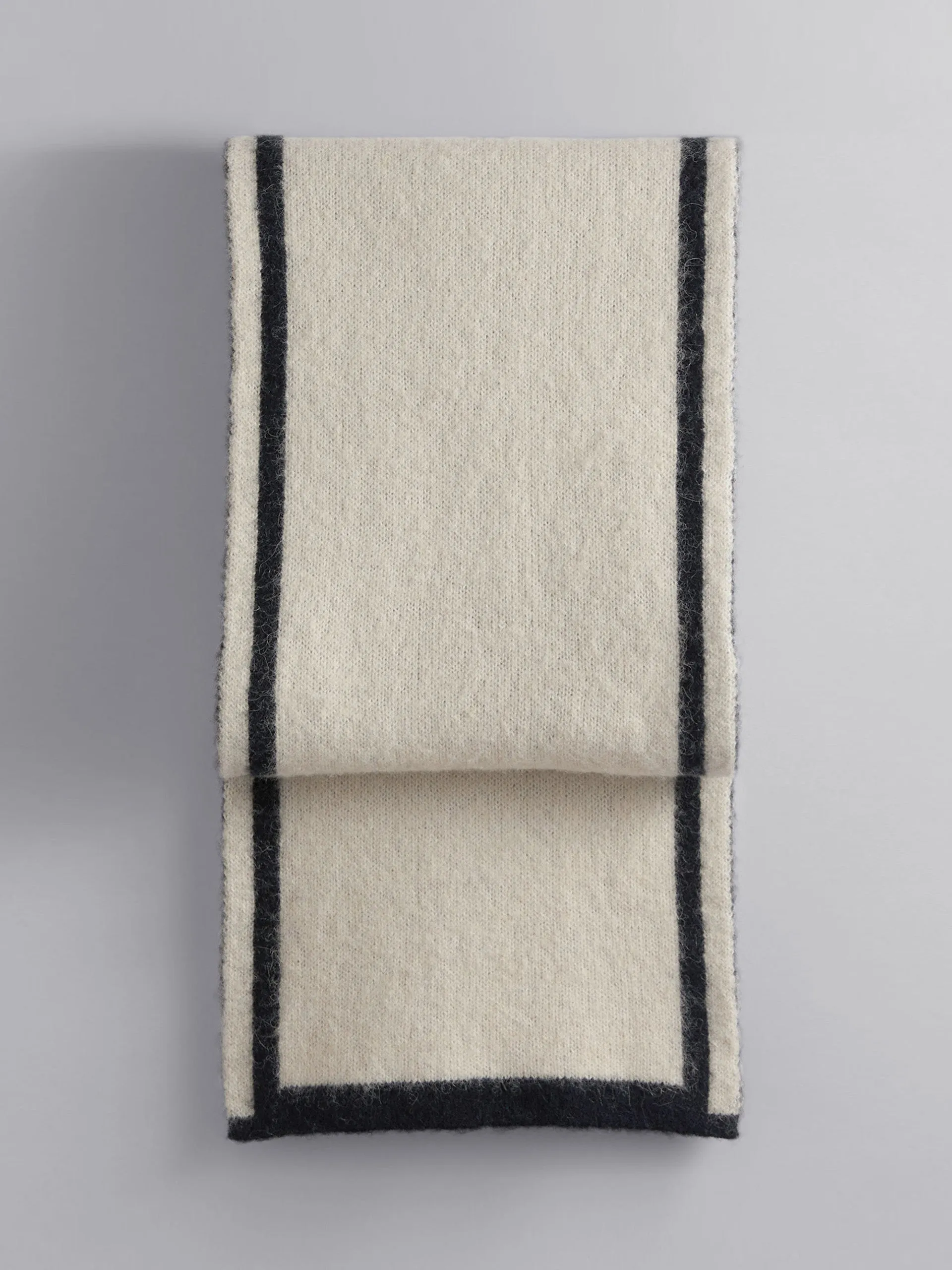 Two-tone knit scarf